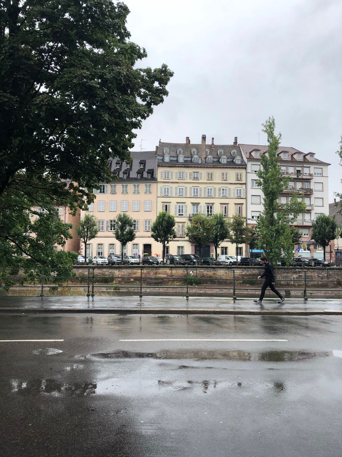 雨后河岸上的行走者，象征低谷里仍然可以慢慢向前